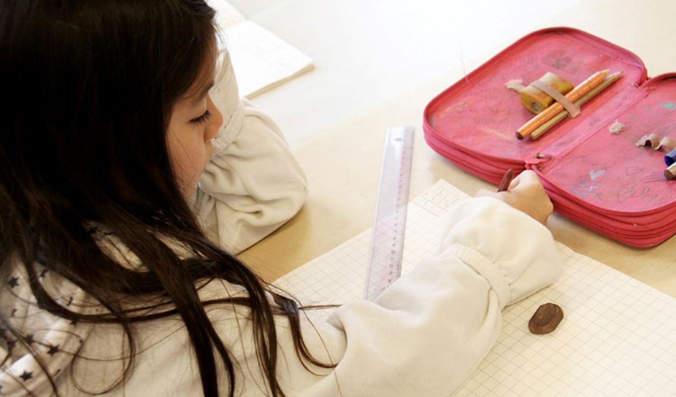 Elever arbeider i klasserom. (Foto: Heidi M. Skjebstad)