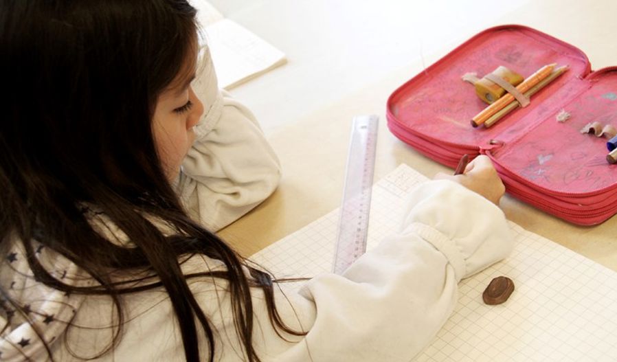 Elever arbeider i klasserom. (Foto: Heidi M. Skjebstad)