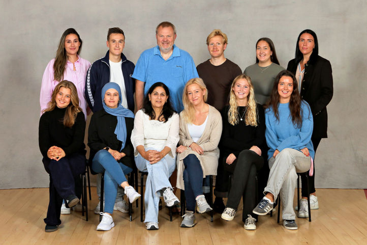 en gruppe mennesker som poserer for et bilde