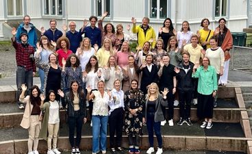 En gruppe mennesker som poserer for et bilde