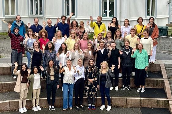 En gruppe mennesker som poserer for et bilde