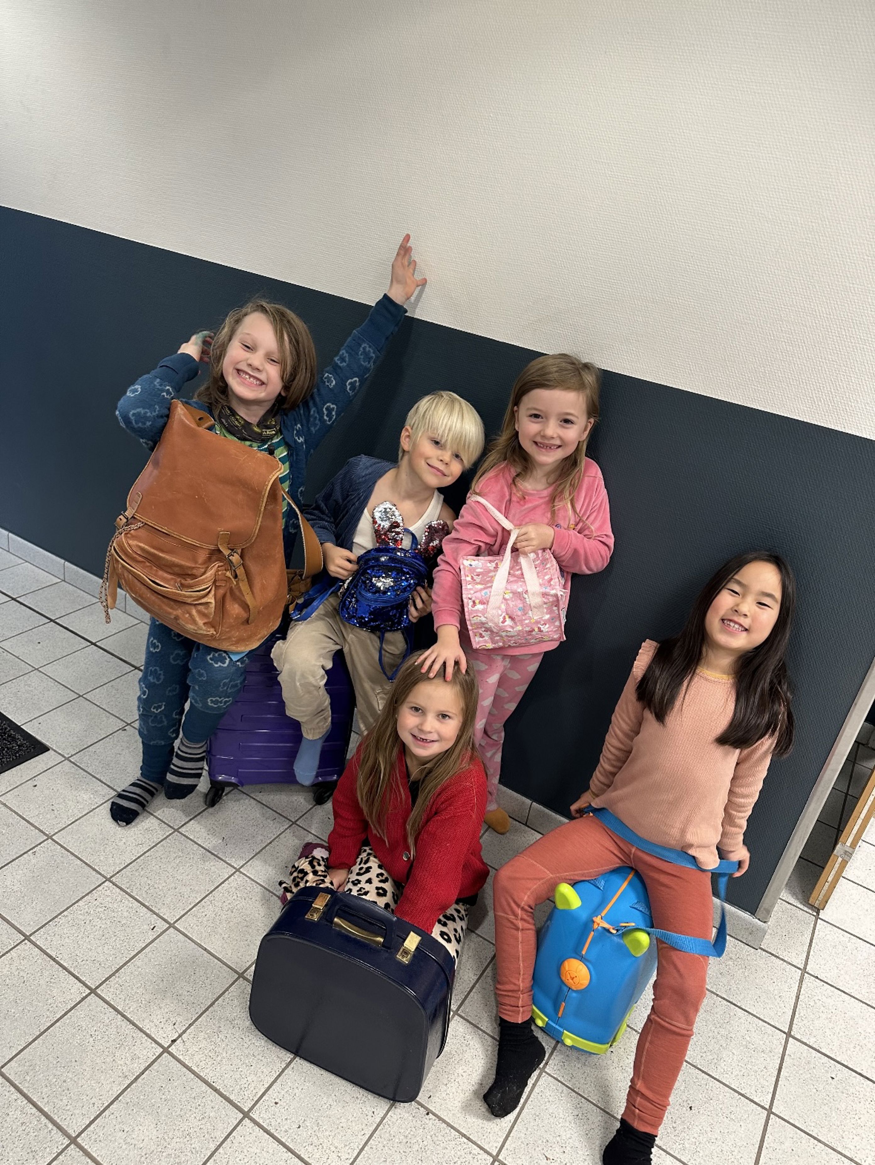 Foto: Ida Elisabeth Hardal Barn med skolesekker og vesker