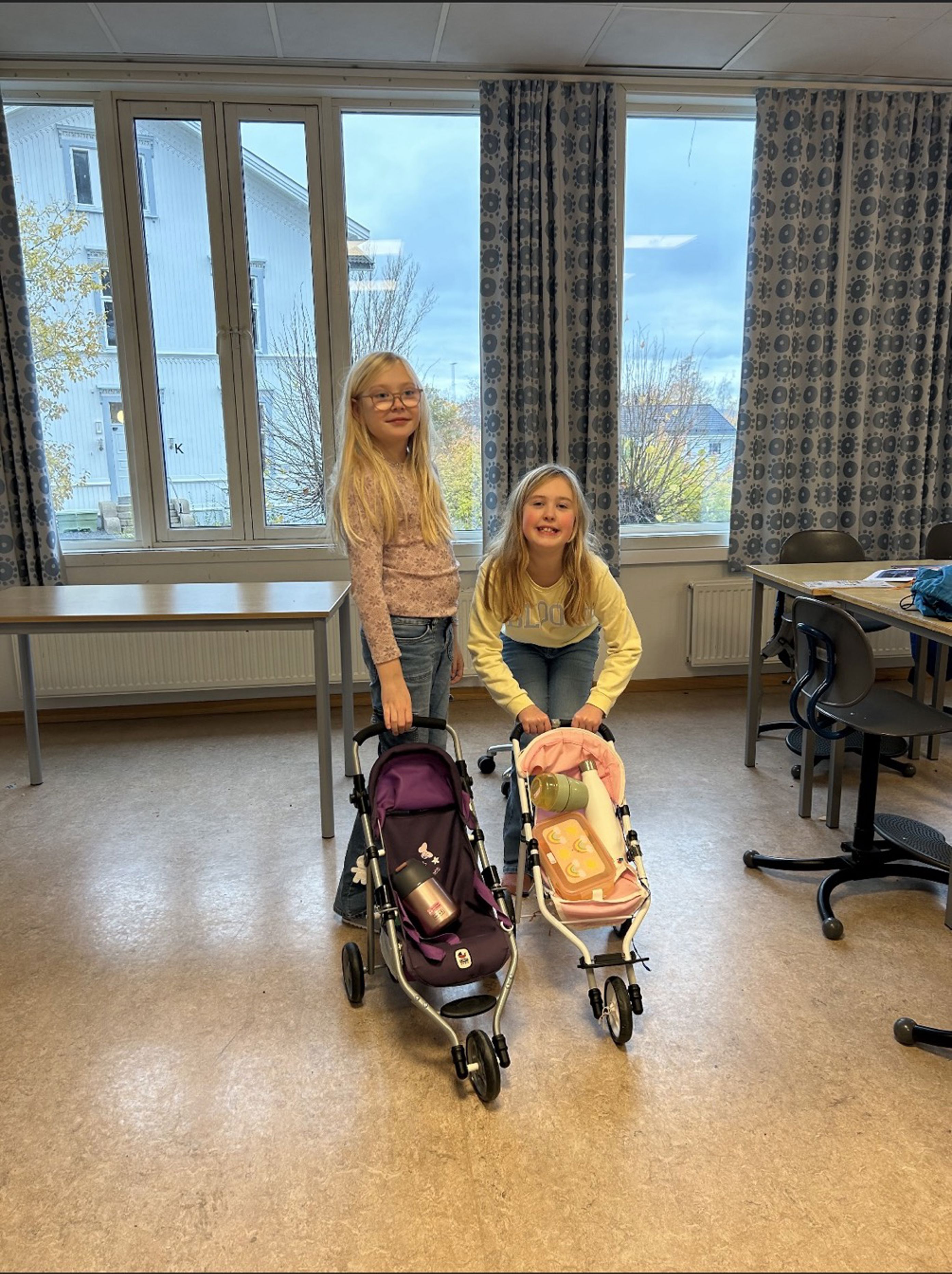 Foto: Ida Elisabeth Hardal To jenter med barnevogner