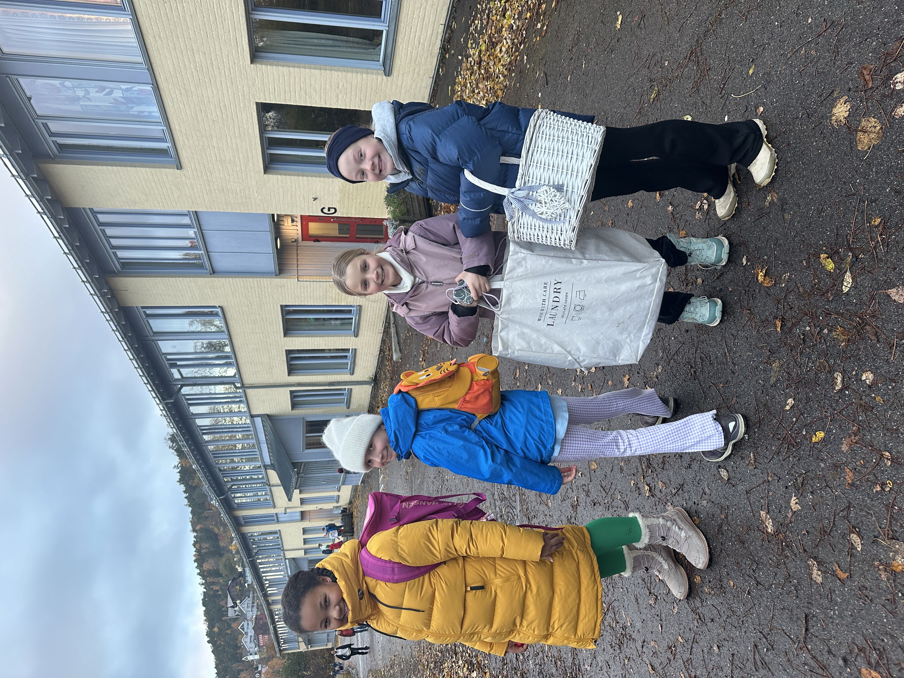 Foto: Ida Elisabeth Hardal Jenter i en skolegård med sekker og kurver