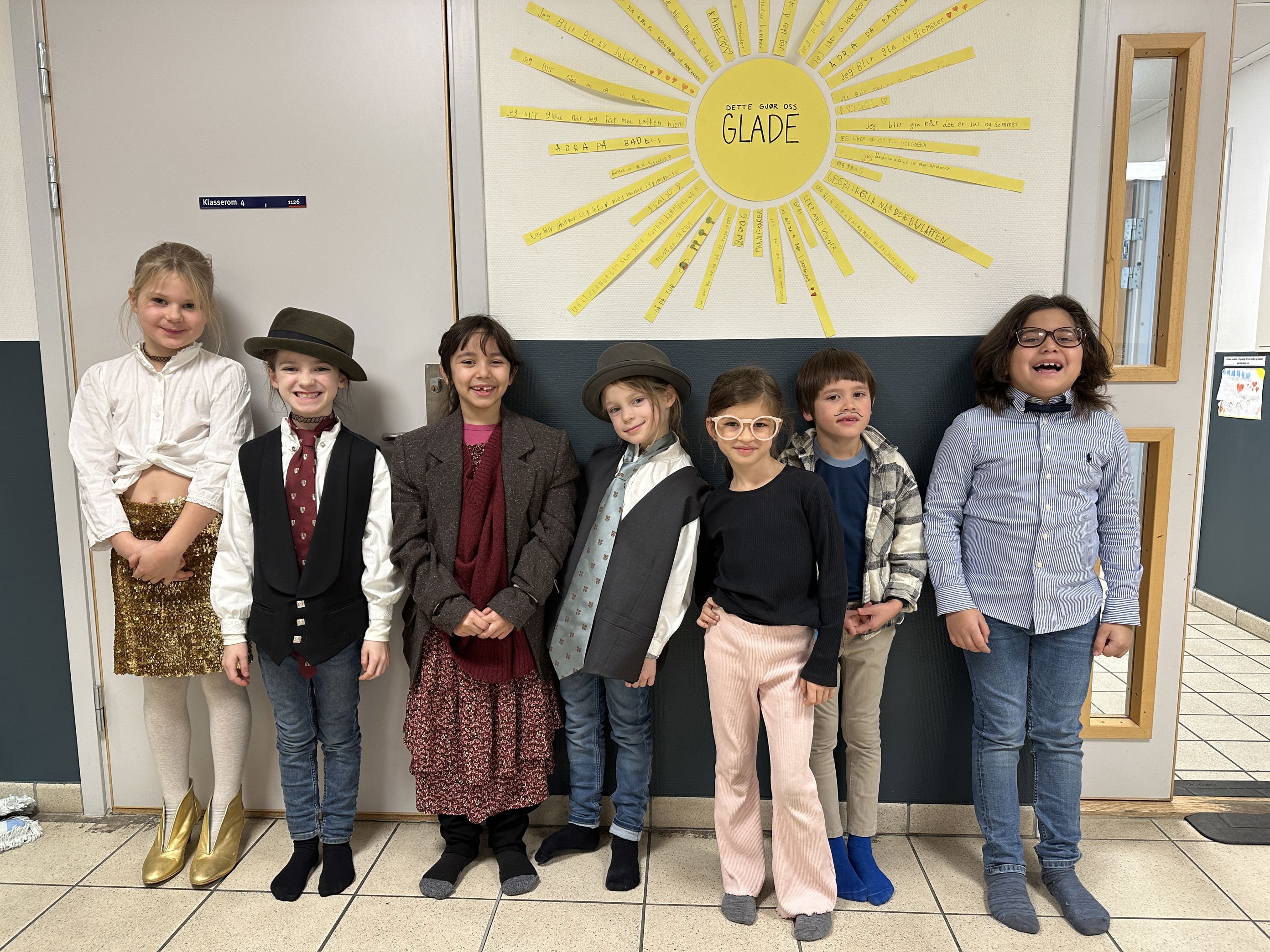 Foto: Ida Elisabeth Hardal Elever poserer for fotografen kledd som voksne