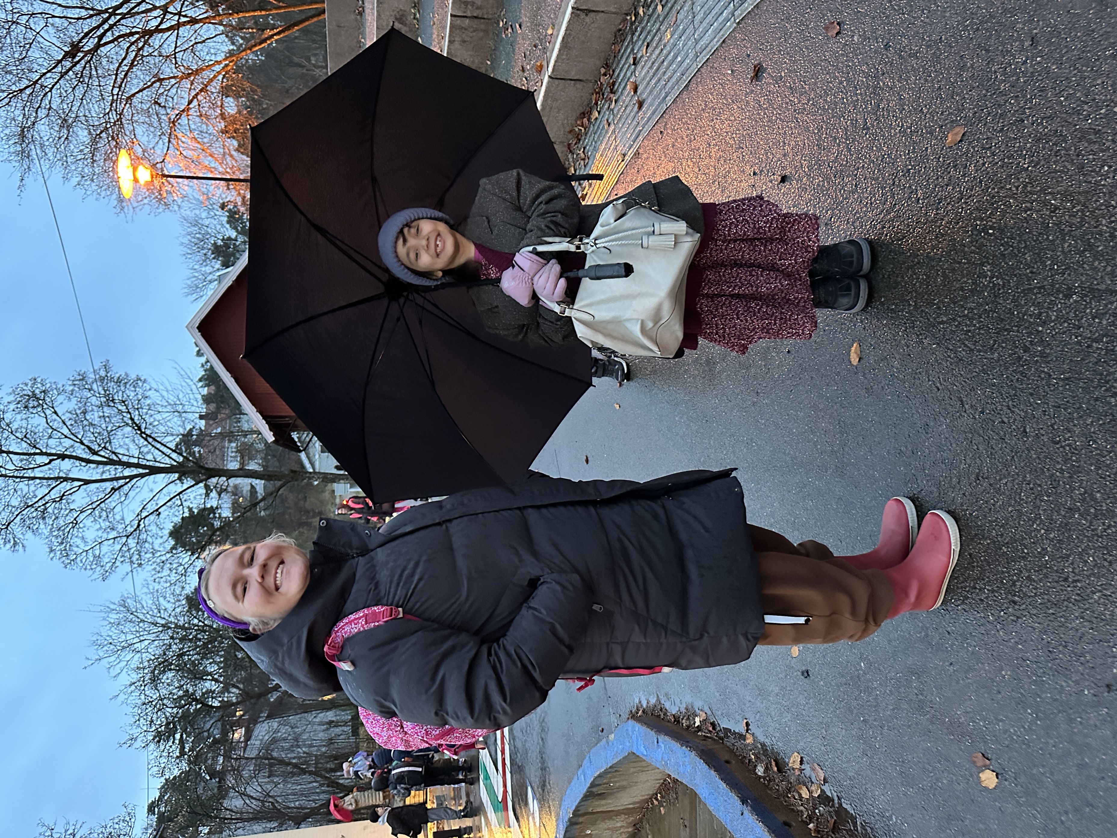 Foto: Ida Elisabeth Hardal Lærer og elev i skolegården