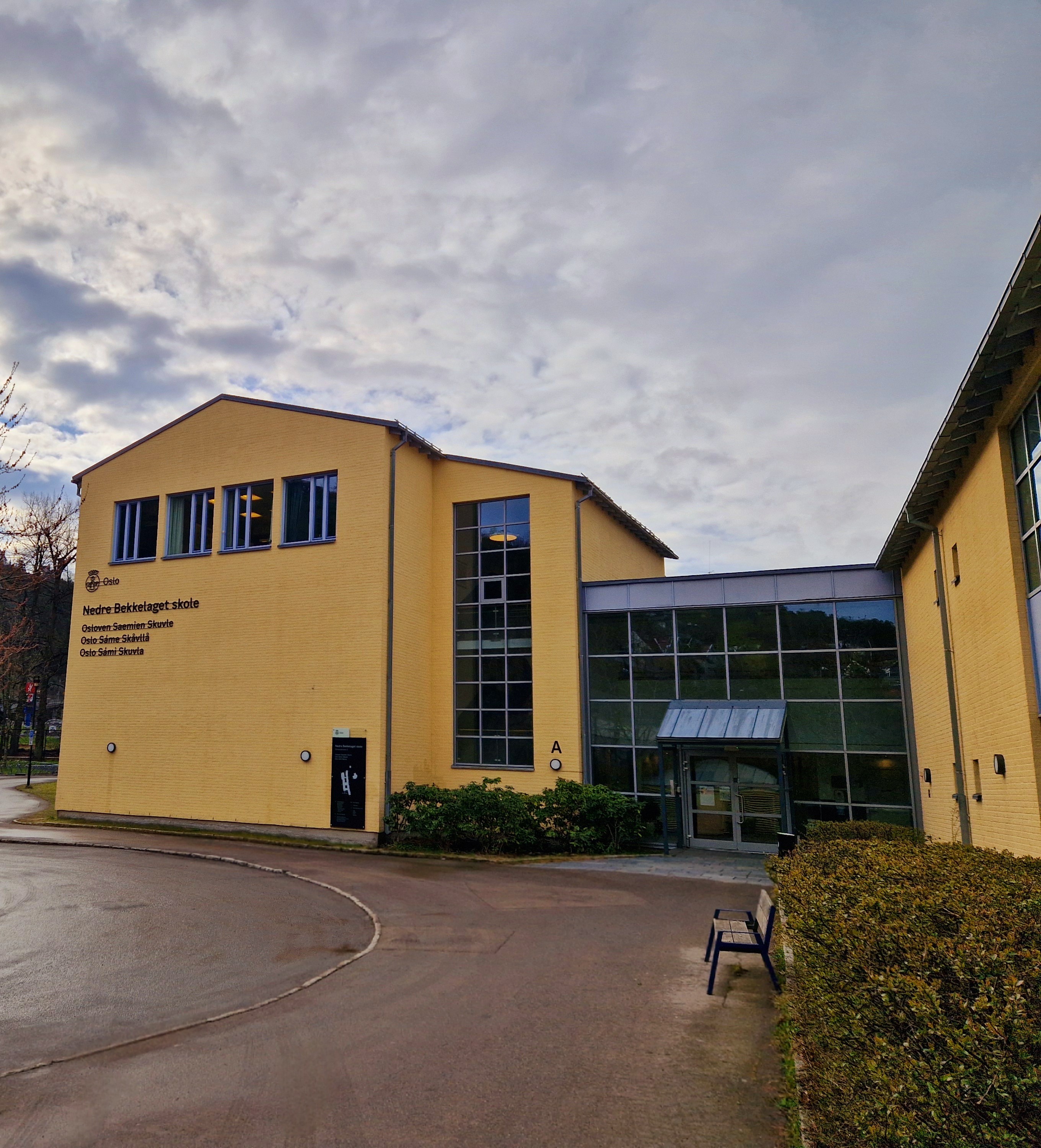 En bygning med parkeringsplass