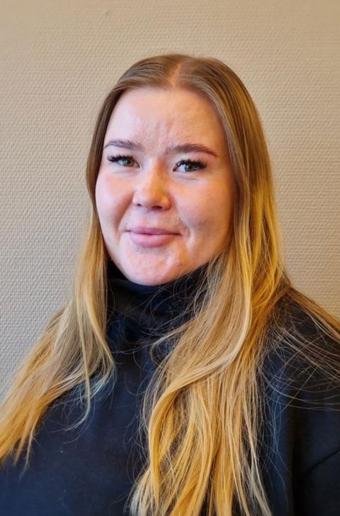 en person med langt hår en person med langt hår