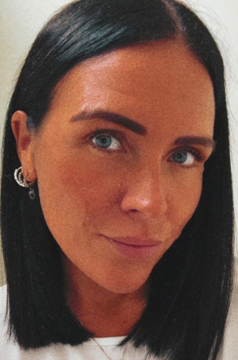 en person med langt hår en person med langt hår