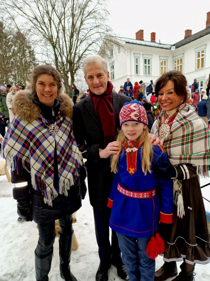 Statsministeren og ansatte og elever på Oslo Samiske skole