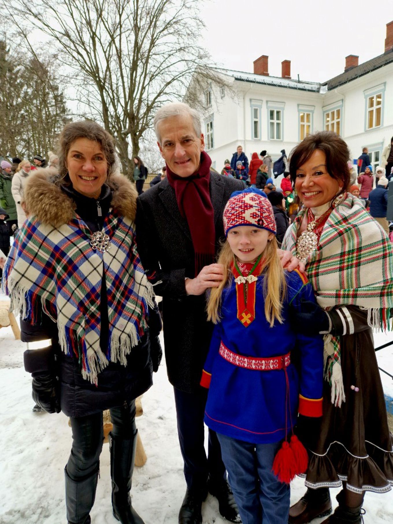 Foto: Linda Jacobsen Statsministeren og ansatte og elever på Oslo Samiske skole