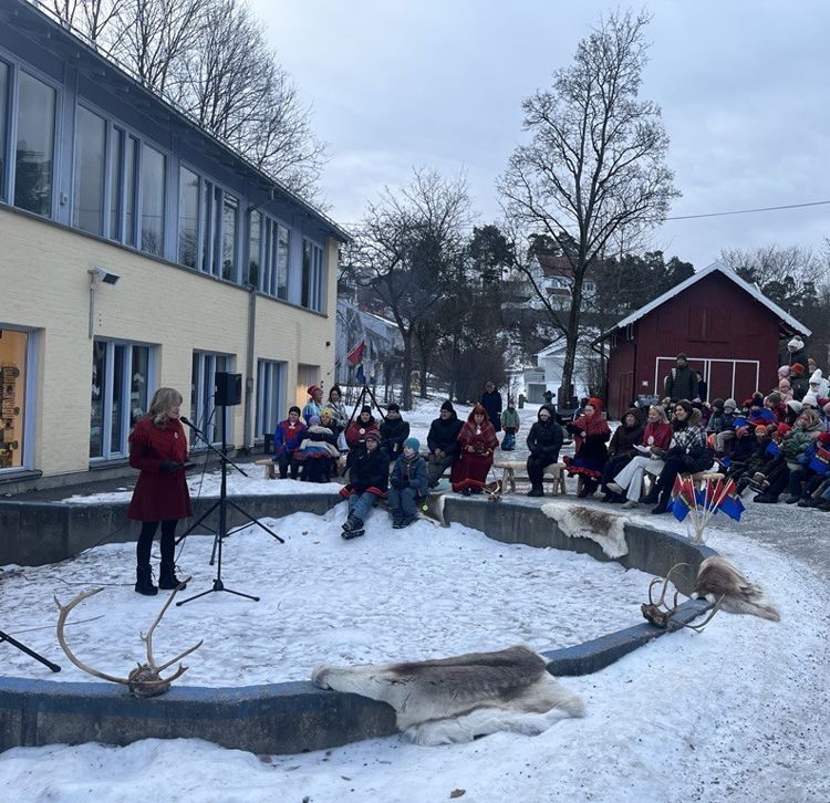 En gruppe mennesker utenfor en bygning