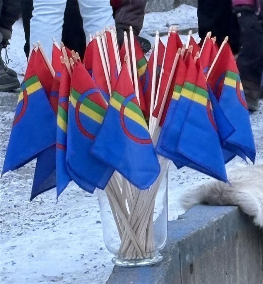 En gruppe samiske flagg