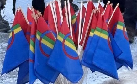 Foto: Anne Myhrvold En gruppe samiske flagg