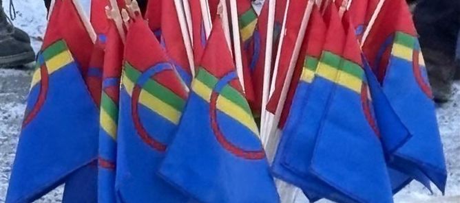 Foto: Anne Myhrvold En gruppe samiske flagg